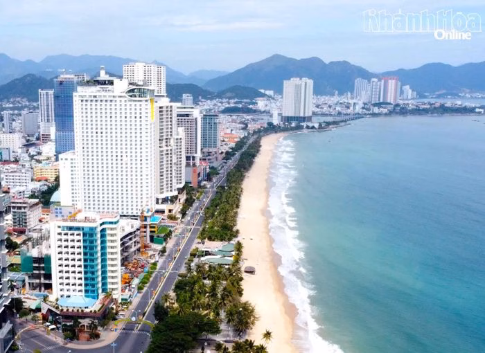 Bãi biển Nha Trang - điểm nhấn đô thị của tỉnh.