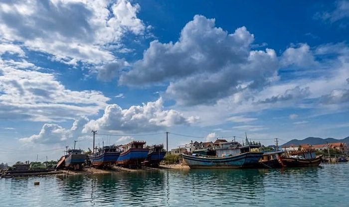 Ba cơ sở sửa chữa tàu tự phát nằm dọc bãi bồi ven sông Gianh, gây ảnh hưởng trực tiếp đến khu dân cư thôn Văn Phú.