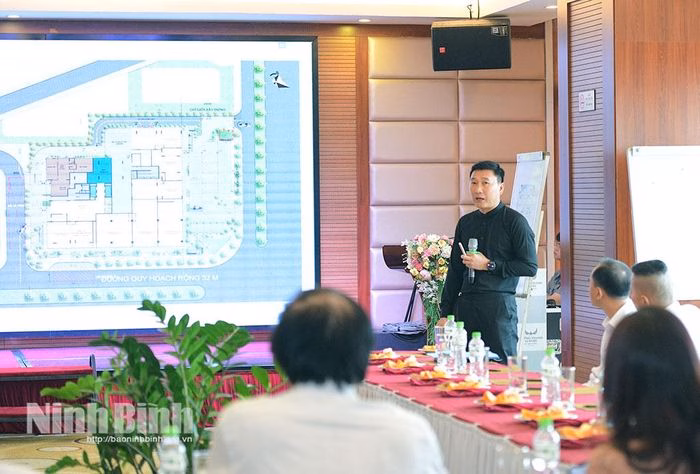 Đại diện Công ty Vertical Studio báo cáo chi tiết phương án kiến trúc thi tuyển.