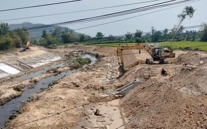 Nhà thầu đang gấp rút thi công dự án nhằm kịp tiến độ trước mùa mưa bão. Ảnh: Trọng Lợi