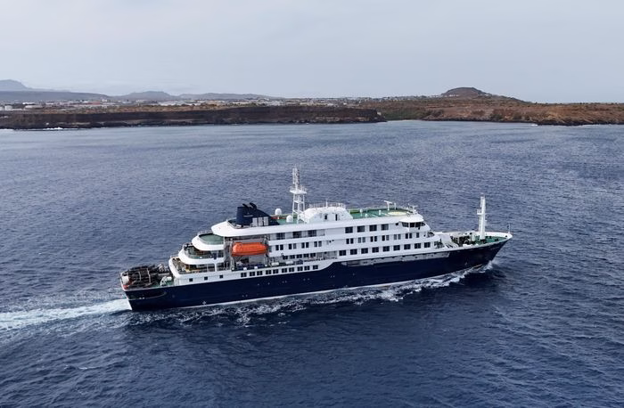 Ảnh chụp flycam tàu du lịch MV Hondius rời cảng Praia, Cabo Verde ngày 6-5. Nguồn: Reuters