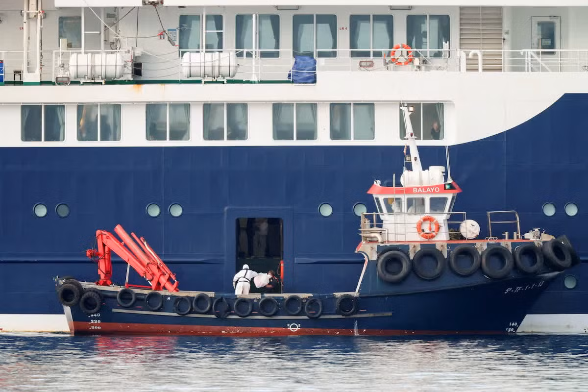 Toàn cảnh du thuyền MV Hondius neo đậu tại cảng
