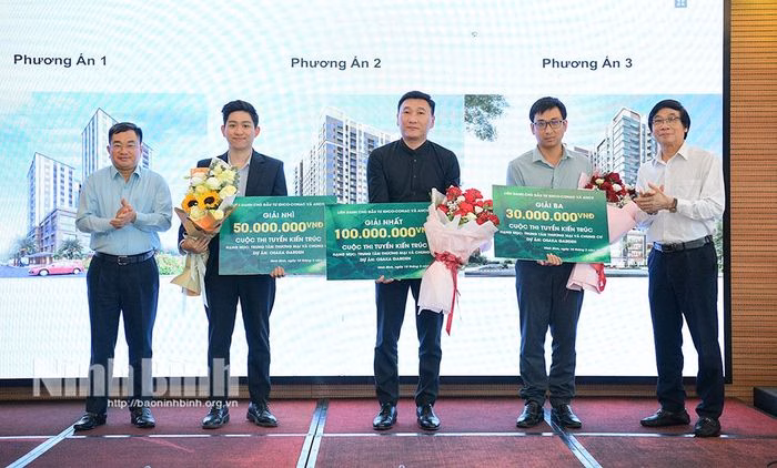 Ban Tổ chức vinh danh các đơn vị tư vấn có phương án kiến trúc đạt giải.
