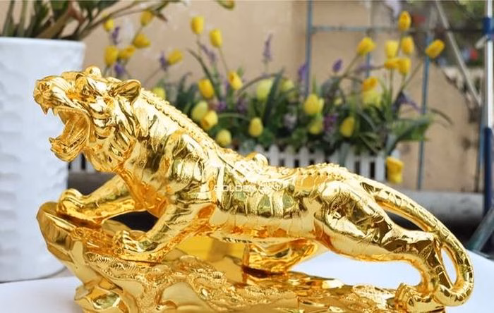 Linh khí từ tượng hổ giúp gia chủ vững vàng trước những biến động trong công việc.